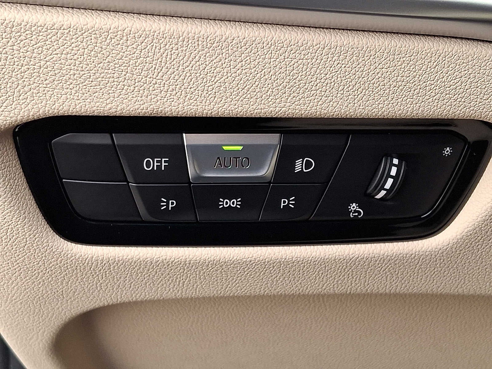 2025 BMW 3 Series 330i - Photo 28