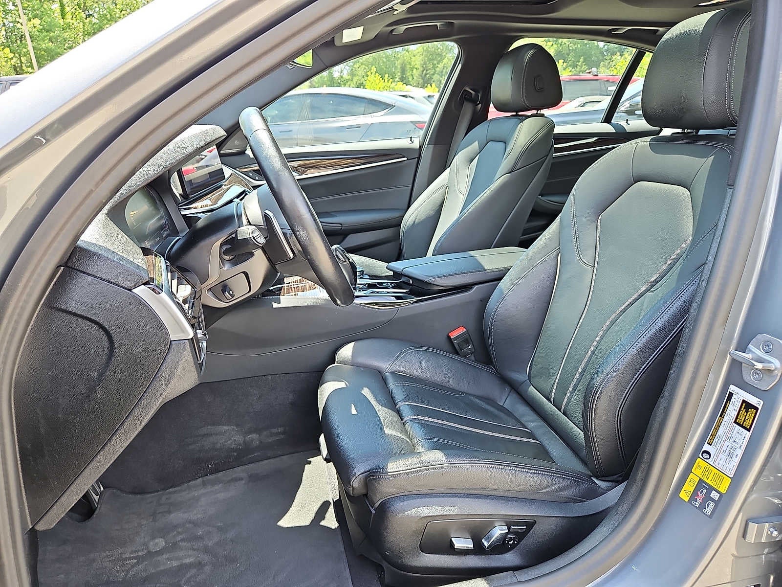 2023 BMW 5 Series 530e - Photo 14
