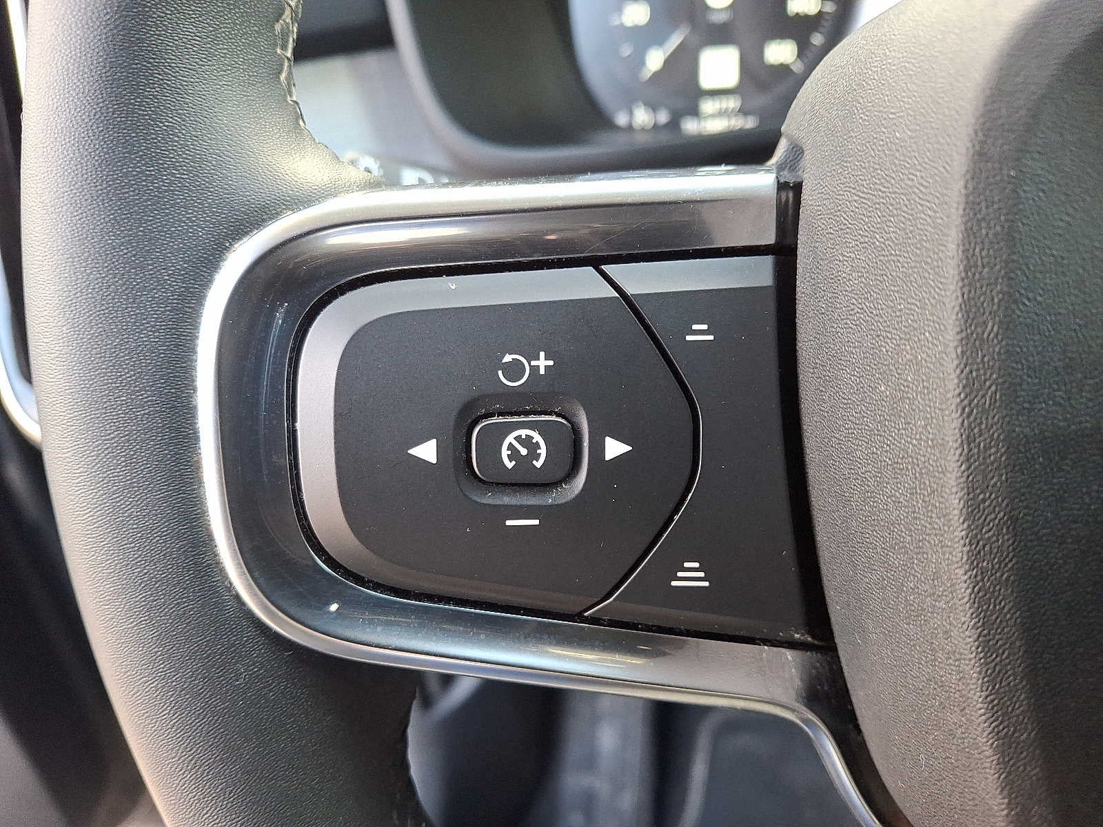 2022 Volvo XC40 T5 AWD Momentum