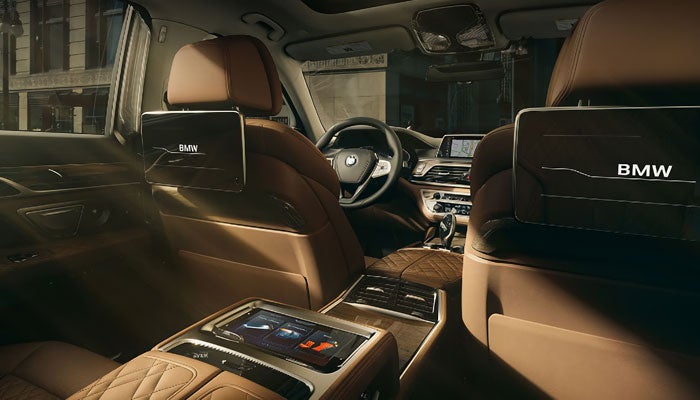 A sunlit interior of the BMW 7 Series showcasing the available Rear-Seat Entertainment System.